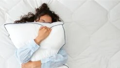 Silvana Comfort Blauw Hoofdkussen – Medium Stevig Synthetisch Kussen met Neksteun -Beter Bed Winkel Hoofdkussen Silvana Comfort Blauw 1