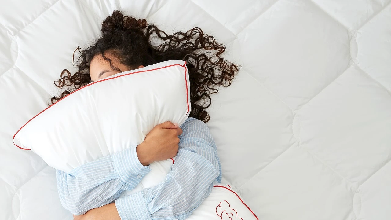 Silvana Comfort Rood Hoofdkussen – Extra Zacht Synthetisch Kussen – Hardheid 1/6 4 Silvana Comfort Rood Hoofdkussen – Extra Zacht Synthetisch Kussen – Hardheid 1/6 - Afbeelding 2