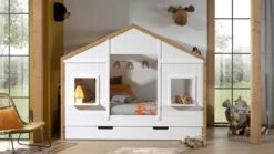 Huisbed Babs 90x200 Wit & Grenen – Landelijk Kinderbed met Slaaplade en Vensterbanken