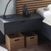Nachtkast Basalt Donker Eiken met Achterwand Paneel – 1 Lade Modern Design 2 Nachtkast Basalt Donker Eiken met Achterwand Paneel – 1 Lade Modern Design -Beter Bed Winkel Nachtkast Basalt met 1 lade en achterwand paneel grafiet