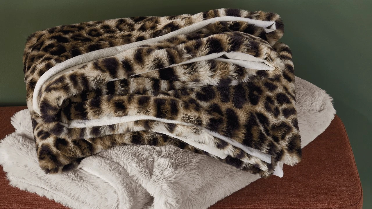 KAAT Amsterdam Fluffy Plaid - Luxe Ultra-Zachte Fake Fur Woondeken - 130 x 170 cm 3 KAAT Amsterdam Fluffy Plaid - Luxe Ultra-Zachte Fake Fur Woondeken - 130 x 170 cm