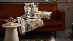 ESSENZA Plaid Maily Ecru & Olive Green β Floral Dutch Masters Velvet Ribbed Throw 7 ESSENZA Plaid Maily Ecru & Olive Green β Floral Dutch Masters Velvet Ribbed Throw -Beter Bed Winkel Plaid Maily groen 1