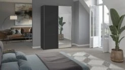 Kixx Schuifdeurkast Zwart met Hout- en Spiegeldeur – Moderne 2-Deurs Kledingkast -Beter Bed Winkel Schuifdeurkast Kixx zwart 1