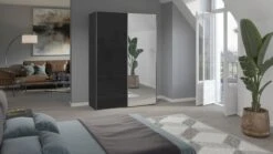 Kixx Schuifdeurkast Zwart Glas en Spiegel – Moderne Kledingkast met Hang- en Leggedeelte 7 Kixx Schuifdeurkast Zwart Glas en Spiegel – Moderne Kledingkast met Hang- en Leggedeelte -Beter Bed Winkel Schuifdeurkast Kixx zwart zwartglas 9