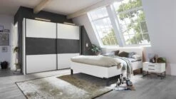 Schuifdeurkast Ragnar Wit met Raw Steel Accent – Industriële Kledingkast met Schuifdeuren -Beter Bed Winkel Schuifdeurkast Ragnar wit antraciet 1