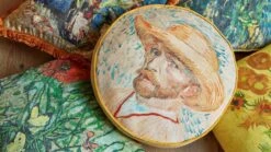 Beddinghouse x Van Gogh Museum Self Portrait with Straw Hat – Luxury Satin Decorative Cushion 8 Beddinghouse x Van Gogh Museum Self Portrait with Straw Hat – Luxury Satin Decorative Cushion -Beter Bed Winkel Sierkussen Self Portrait natural 2