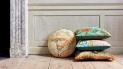 Beddinghouse x Van Gogh Museum Self Portrait with Straw Hat – Luxury Satin Decorative Cushion 9 Beddinghouse x Van Gogh Museum Self Portrait with Straw Hat – Luxury Satin Decorative Cushion -Beter Bed Winkel Sierkussen Self Portrait natural 3
