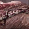 ESSENZA Sprei Claire Kersenrood – Romantische Bloemen Velvet Bedsprei -Beter Bed Winkel Sprei Claire rood