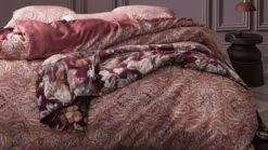 ESSENZA Sprei Claire Kersenrood β Romantische Bloemen Velvet Bedsprei