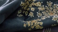 ESSENZA Lauren Sprei Indigoblauw Velvet β Luxe Bloemenpatroon Bedsprei 7 ESSENZA Lauren Sprei Indigoblauw Velvet β Luxe Bloemenpatroon Bedsprei -Beter Bed Winkel Sprei Lauren blauw 2