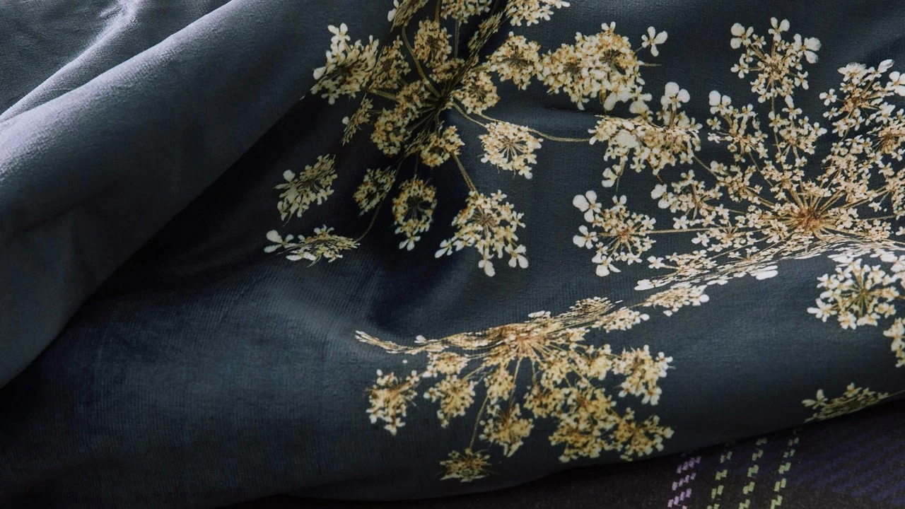 ESSENZA Lauren Sprei Indigoblauw Velvet β Luxe Bloemenpatroon Bedsprei 5 ESSENZA Lauren Sprei Indigoblauw Velvet β Luxe Bloemenpatroon Bedsprei - Afbeelding 3