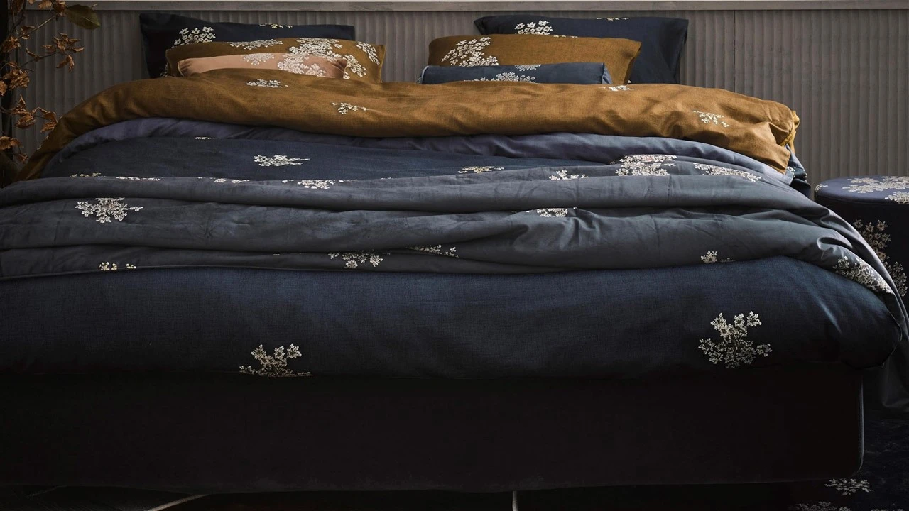 ESSENZA Lauren Sprei Indigoblauw Velvet β Luxe Bloemenpatroon Bedsprei 3 ESSENZA Lauren Sprei Indigoblauw Velvet β Luxe Bloemenpatroon Bedsprei