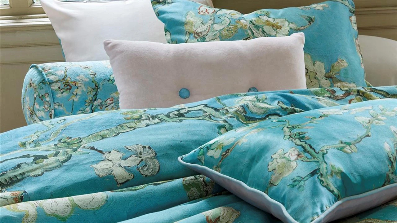 Beddinghouse x Van Gogh Create Soft Pink – Luxe Velvet Sierkussen met Amandelbloesem Knopen 4 Beddinghouse x Van Gogh Create Soft Pink – Luxe Velvet Sierkussen met Amandelbloesem Knopen - Afbeelding 2