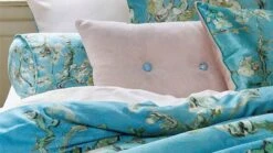 Beddinghouse x Van Gogh Create Soft Pink – Luxe Velvet Sierkussen met Amandelbloesem Knopen 9 Beddinghouse x Van Gogh Create Soft Pink – Luxe Velvet Sierkussen met Amandelbloesem Knopen -Beter Bed Winkel sierkussen Create soft pink 3
