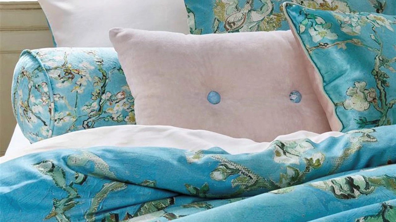 Beddinghouse x Van Gogh Create Soft Pink – Luxe Velvet Sierkussen met Amandelbloesem Knopen 6 Beddinghouse x Van Gogh Create Soft Pink – Luxe Velvet Sierkussen met Amandelbloesem Knopen - Afbeelding 4